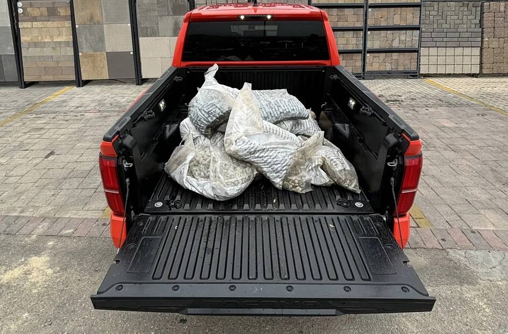 2024 Tacoma What have you hauled with your 4G Tacoma? Post em up! 🏋🏻‍♀️ Tacoma-bed-loaded-with-rock