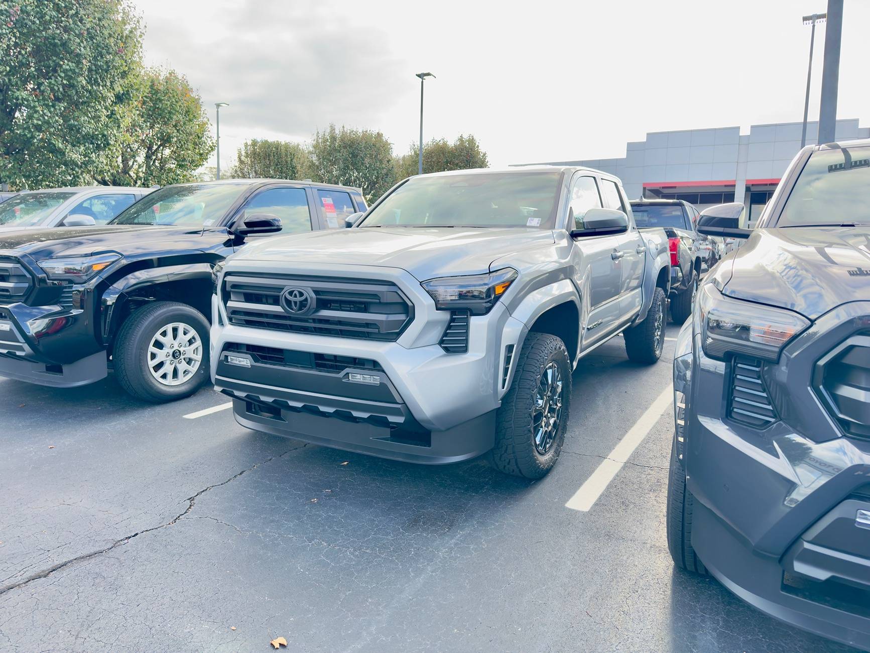 2024 Tacoma 2024 Toyota Tacoma sr5 what are y’all’s thought on this. these oem rims seem to be extremely rare. let me know what yall think how it looks Ima