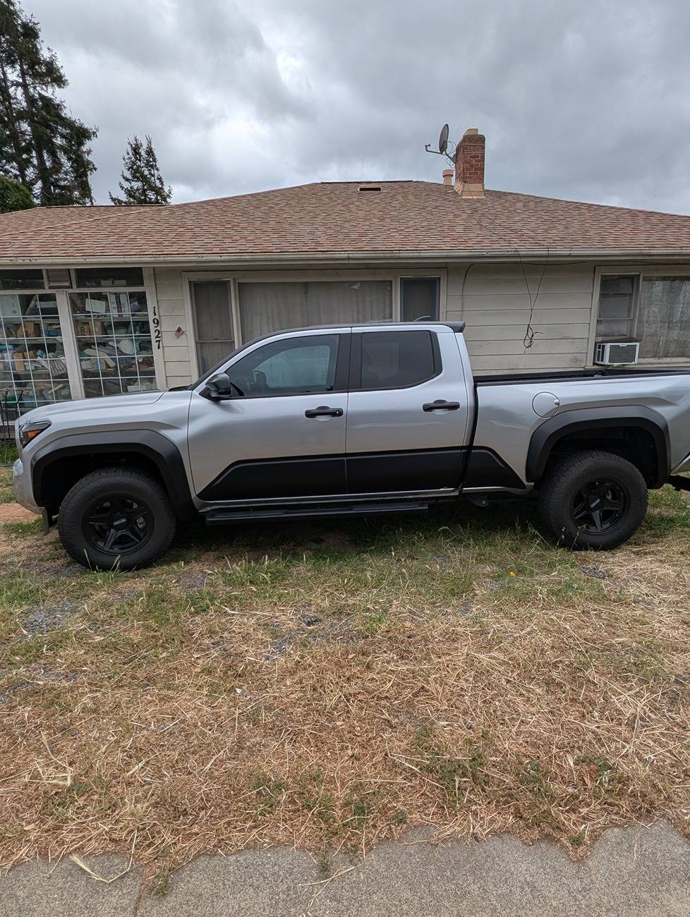 2024 Tacoma 265/70R17 Gang PXL_20250512_221233511