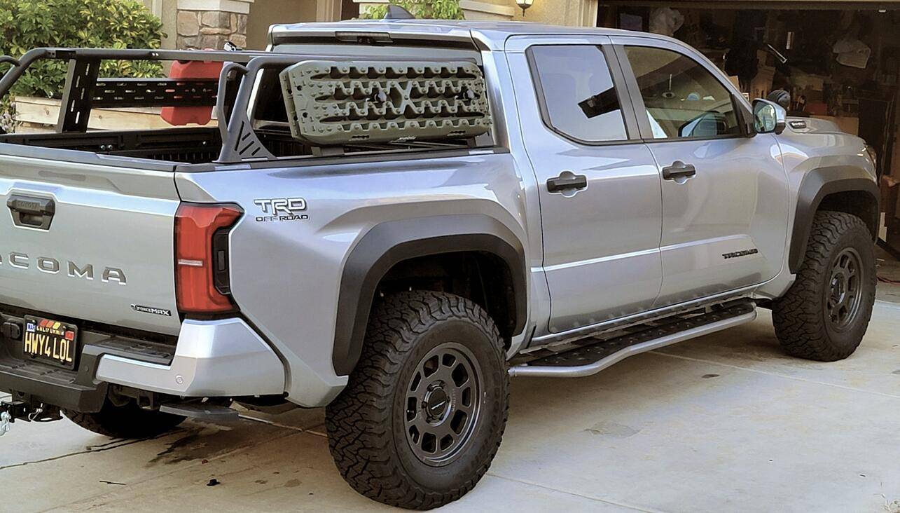 2024 Tacoma Painting my Rock Sliders, really happy with how they look! 1752031015710-6y