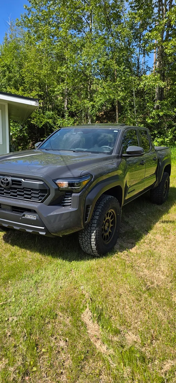 2024 Tacoma Fitment check: Method 703 17x8.5 +35mm and 285/70/17 tires. 20250613_144618