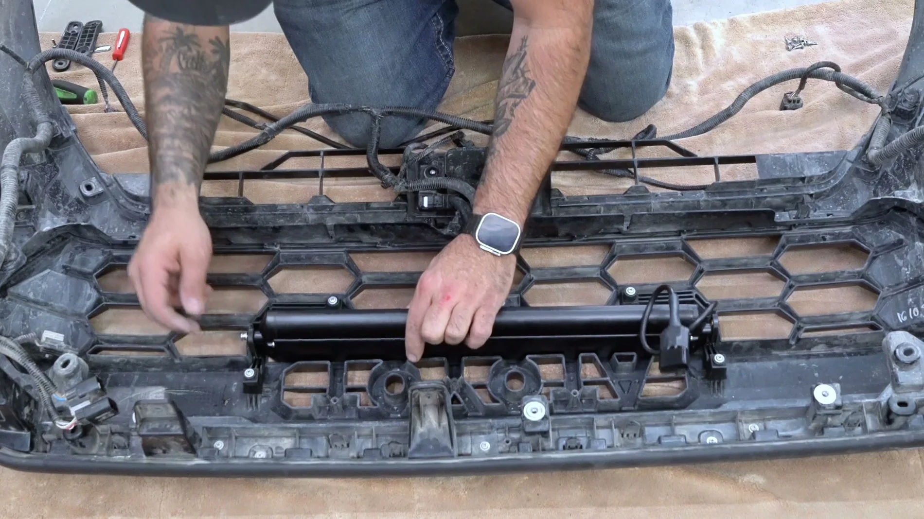 2024 Tacoma Triple-R's Linear-18 Elite+ grille kit on a Trailhunter: install, CAN bus, dual-color 09-install-complet