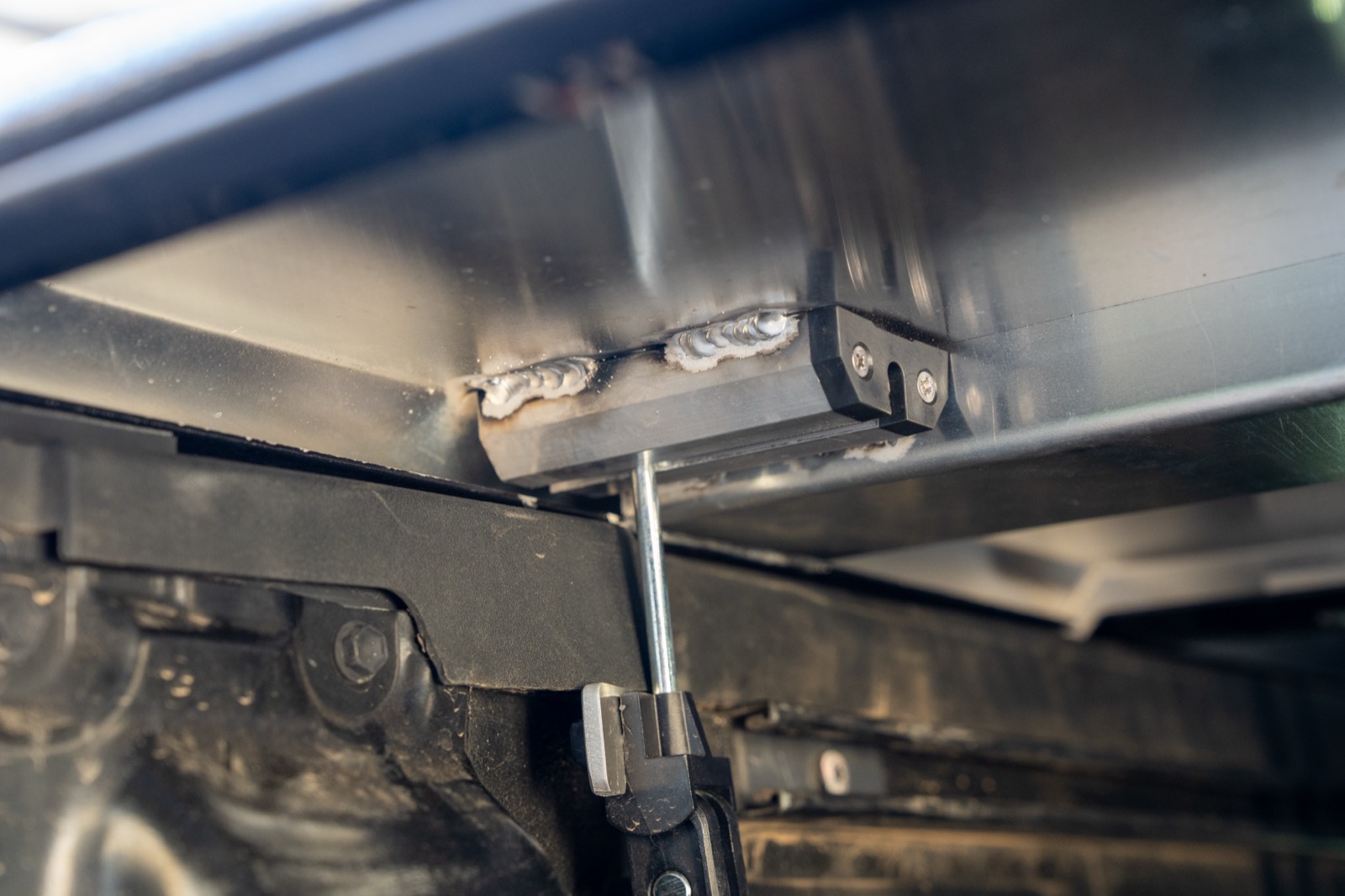2024 Tacoma Diamondback Switchback 2.0 folding bed cover: early review welds-clamp-jaw