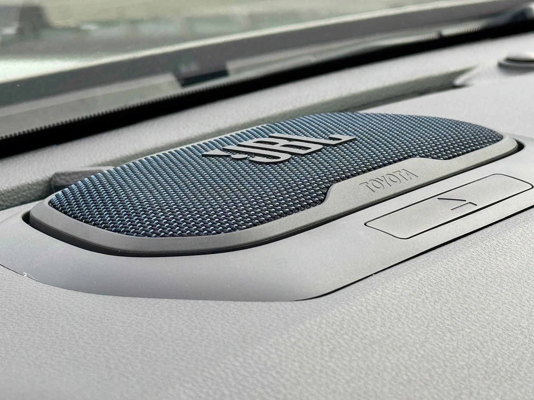 2024 Tacoma Trailhunter JBL speaker color -- blue? IMG_7220