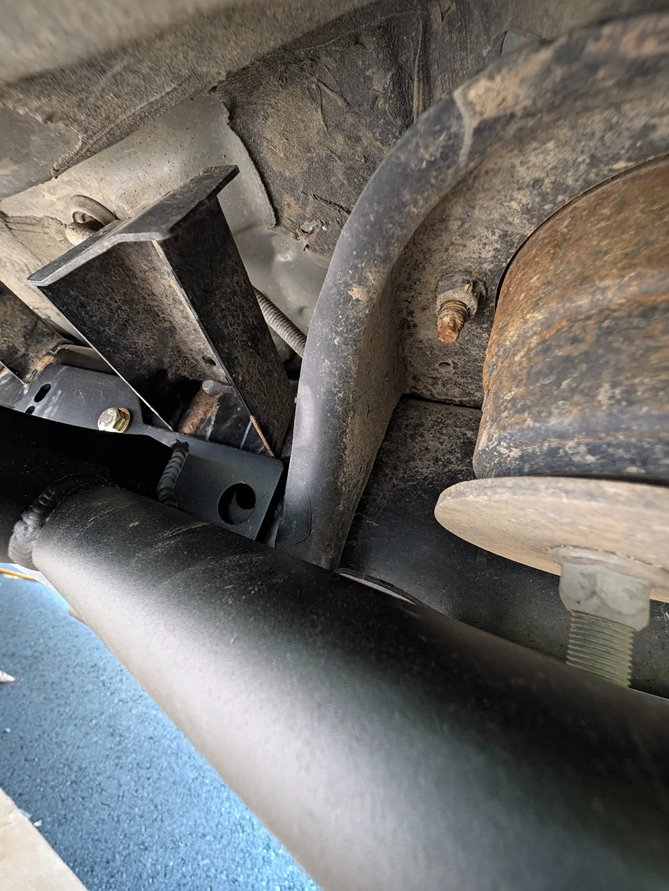 Slider plate against bracket and hole misalignment.webp
