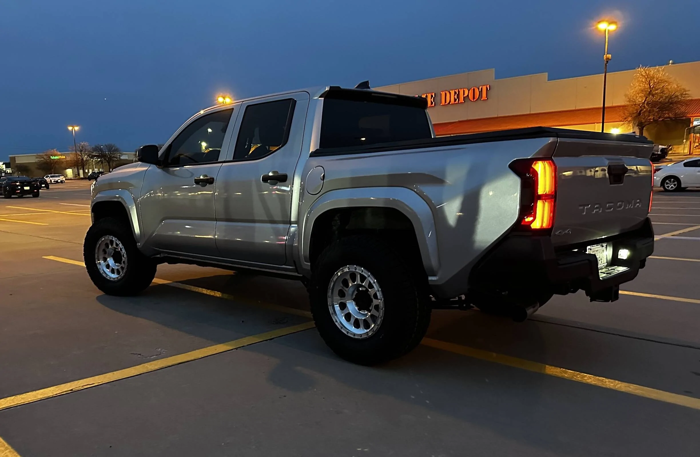 2024 Tacoma CELESTIAL SILVER METALLIC 2024 Tacoma Thread (4th Gen) 2024 Tacoma on 33's, Falken Wildpeak AT4W 285:70 Tires, 17%22 Wheels (Method 315). Cutting : 