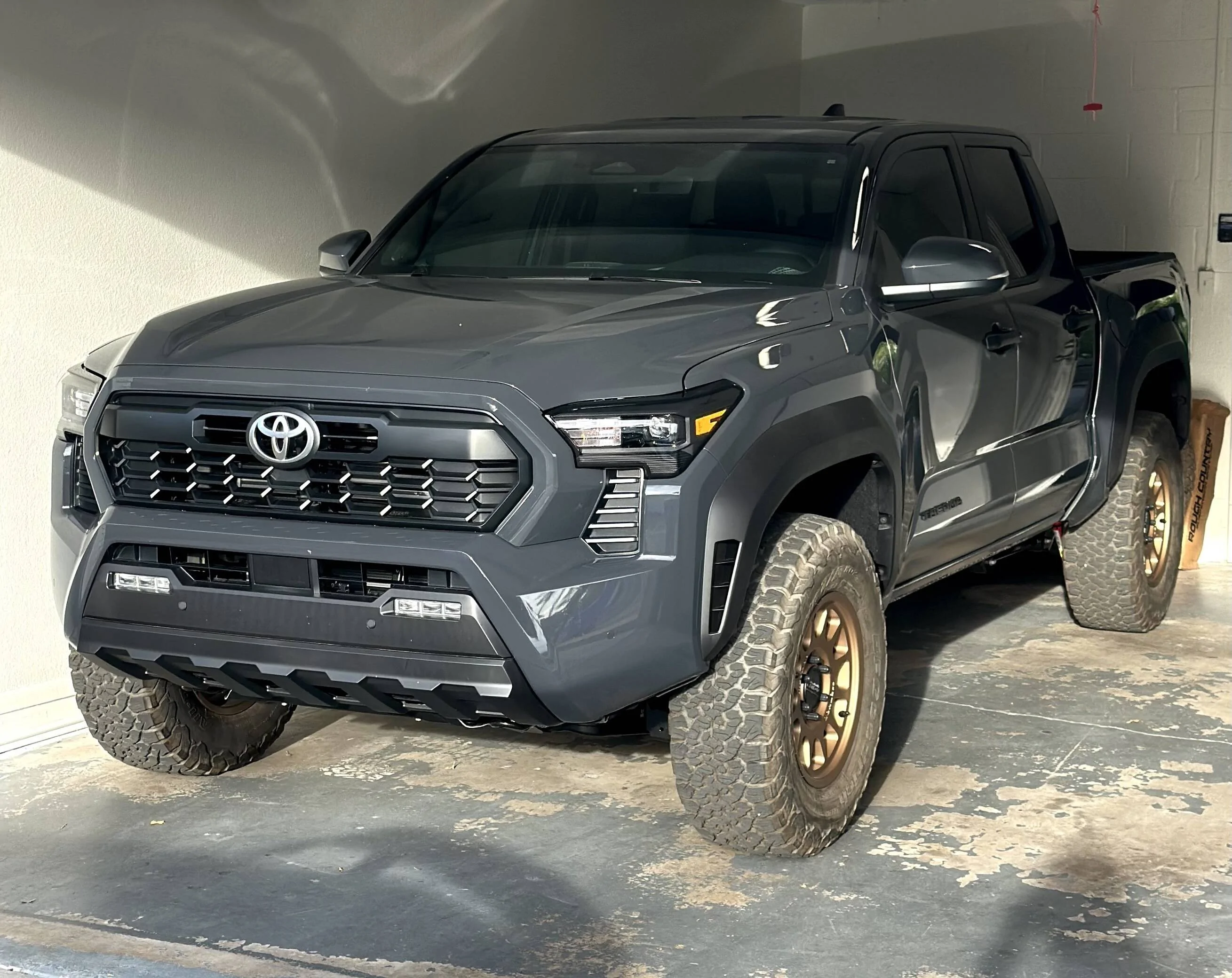 2024 Tacoma UNDERGROUND 2024 Tacoma Thread (4th Gen) 33's (285:70:17 tires) with 703 Method wheels (+35 offset) on factory suspension 2024 Tacoma 