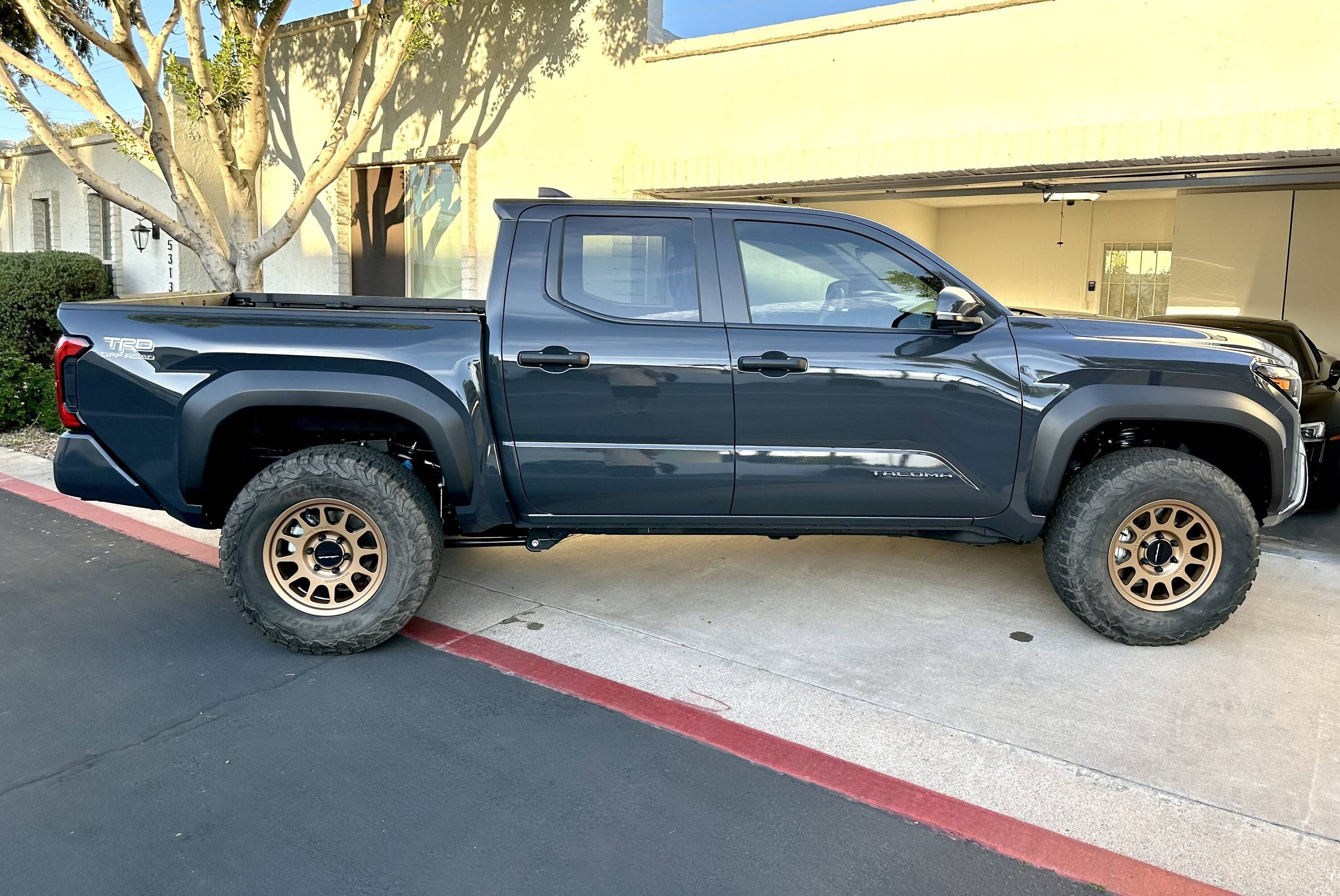 2024 Tacoma UNDERGROUND 2024 Tacoma Thread (4th Gen) 33's (285:70:17 tires) with 703 Method wheels (+35 offset) on factory suspension 2024 Tacoma 