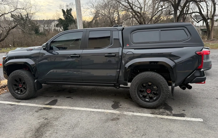 Leer 100xr Truck Cap installed