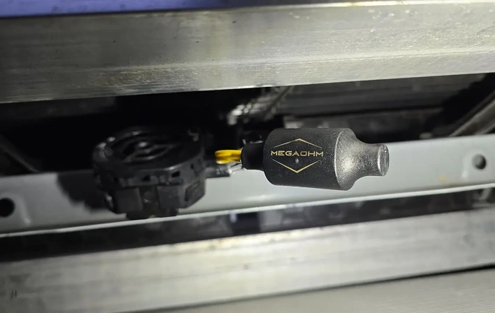 Hybrid speaker / flying saucer noise delete kit installed