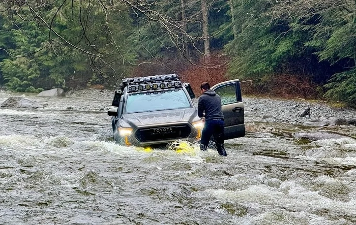 Trailhunter stuck in middle of the river