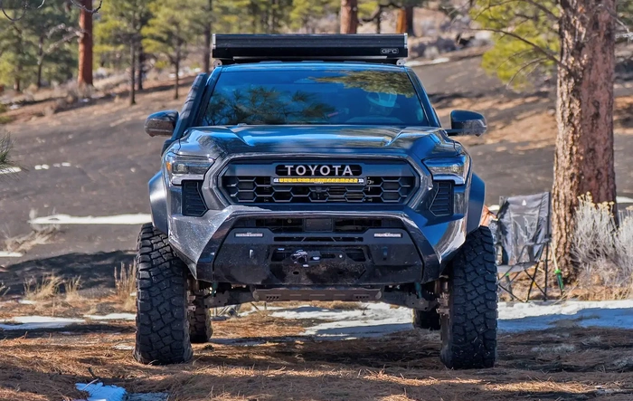 Triple-R's Linear-18 Elite+ grille kit on a Trailhunter: install, CAN bus, dual-color