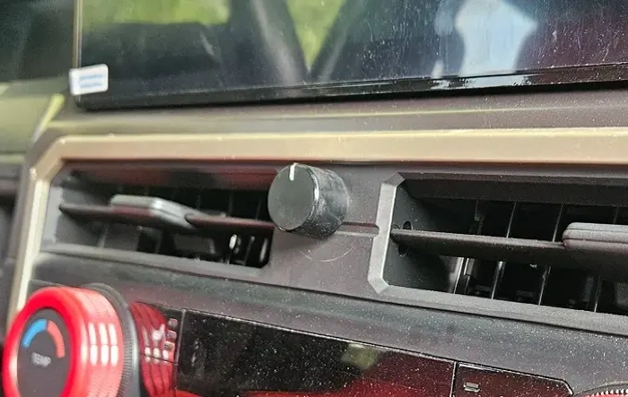 Installing a USB volume control knob when upgrading screen
