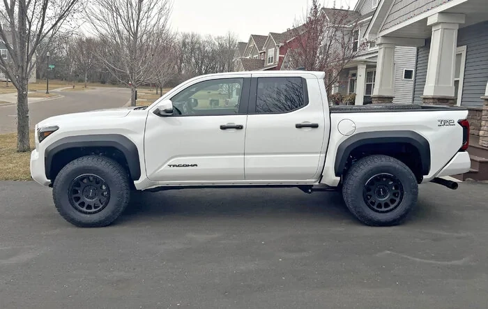 285/70/17 Toyo AT3 tires + Method MR305 NV +25 offset wheels -- stock suspension, no mods, no rub (2024 TRD Off-Road)