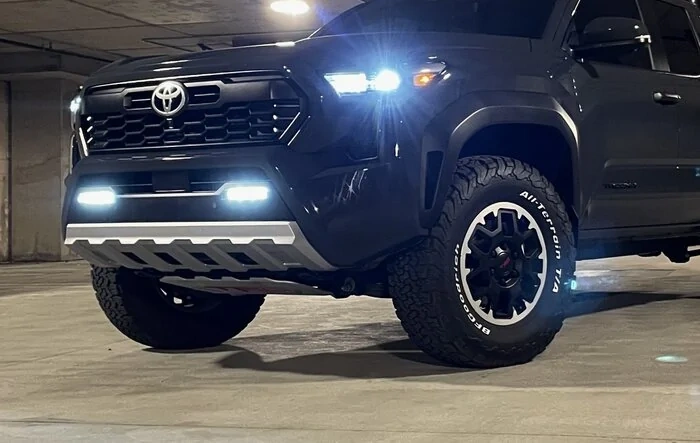 Black lower valance swapped with Trailhunter silver valence